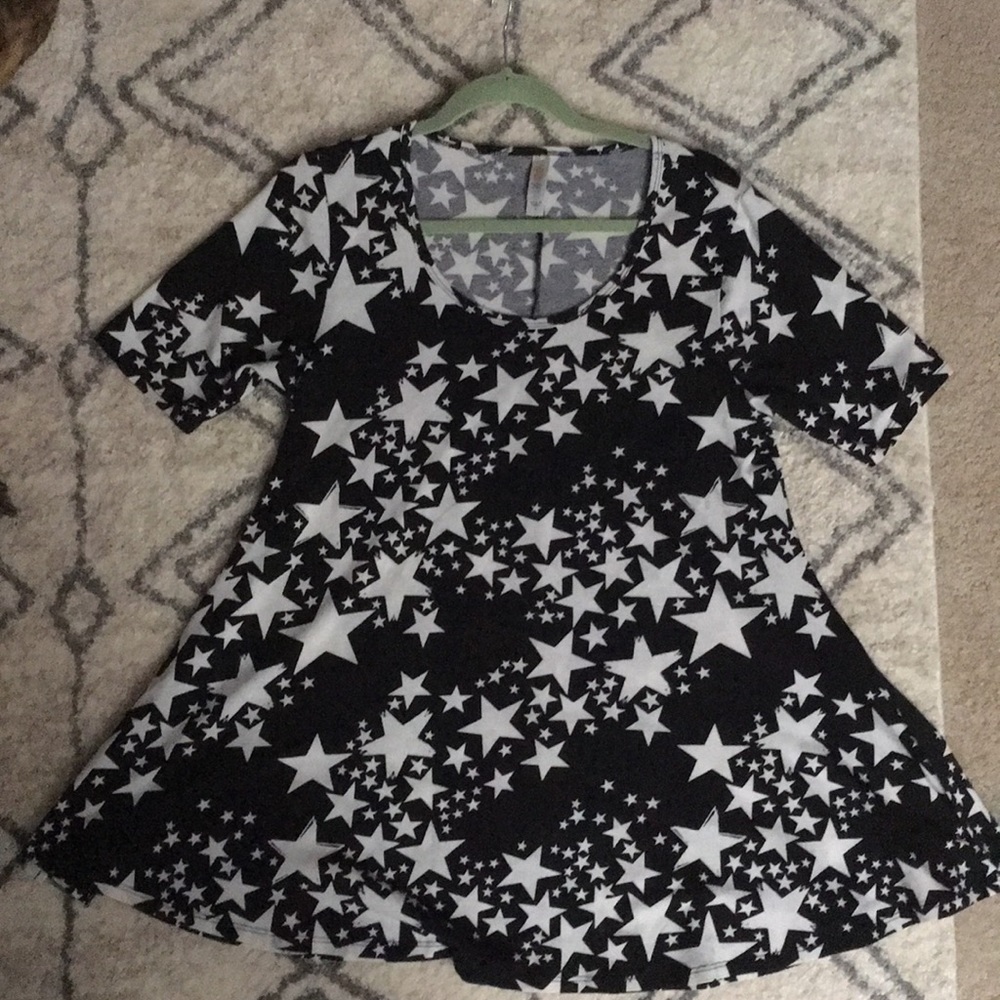 Small Lularoe black and white star Perfect Tee EUC